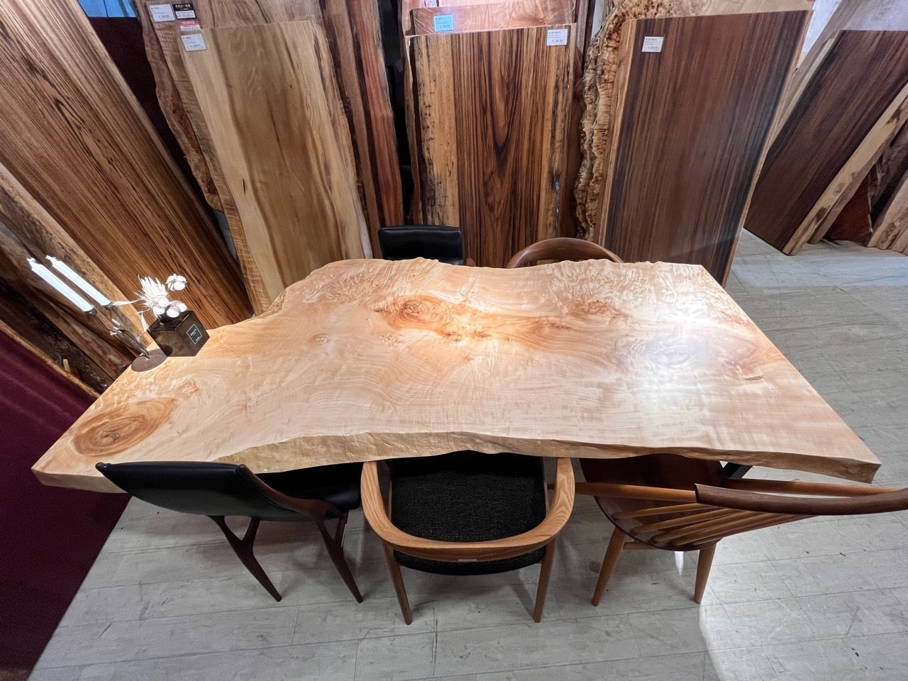 栃　一枚板　135cm✖️73cm 厚さ5cm 地面から高さ33cm 個人測定 栃 一枚板 135cm✖️73cm 厚さ5cm 地面から高さ33cm 個人