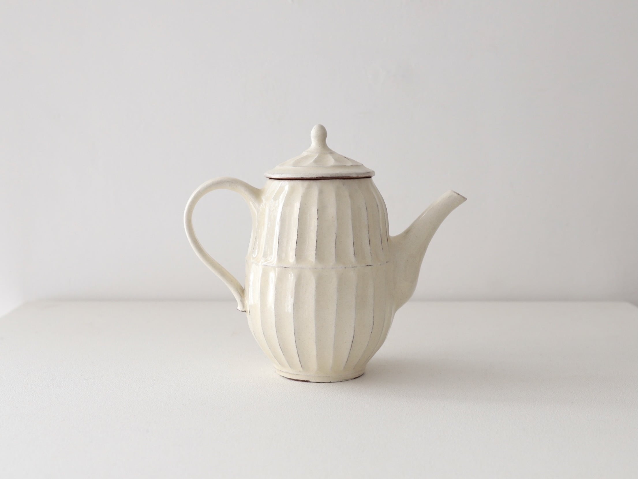 二人の陶芸作家作　花器 後藤義国 花器 作家 陶器 鎬の彫りが美しい【後藤義国】さんの