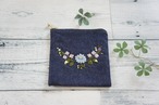 刺繍のぺたんこポーチ（デニム・クレッセント）S