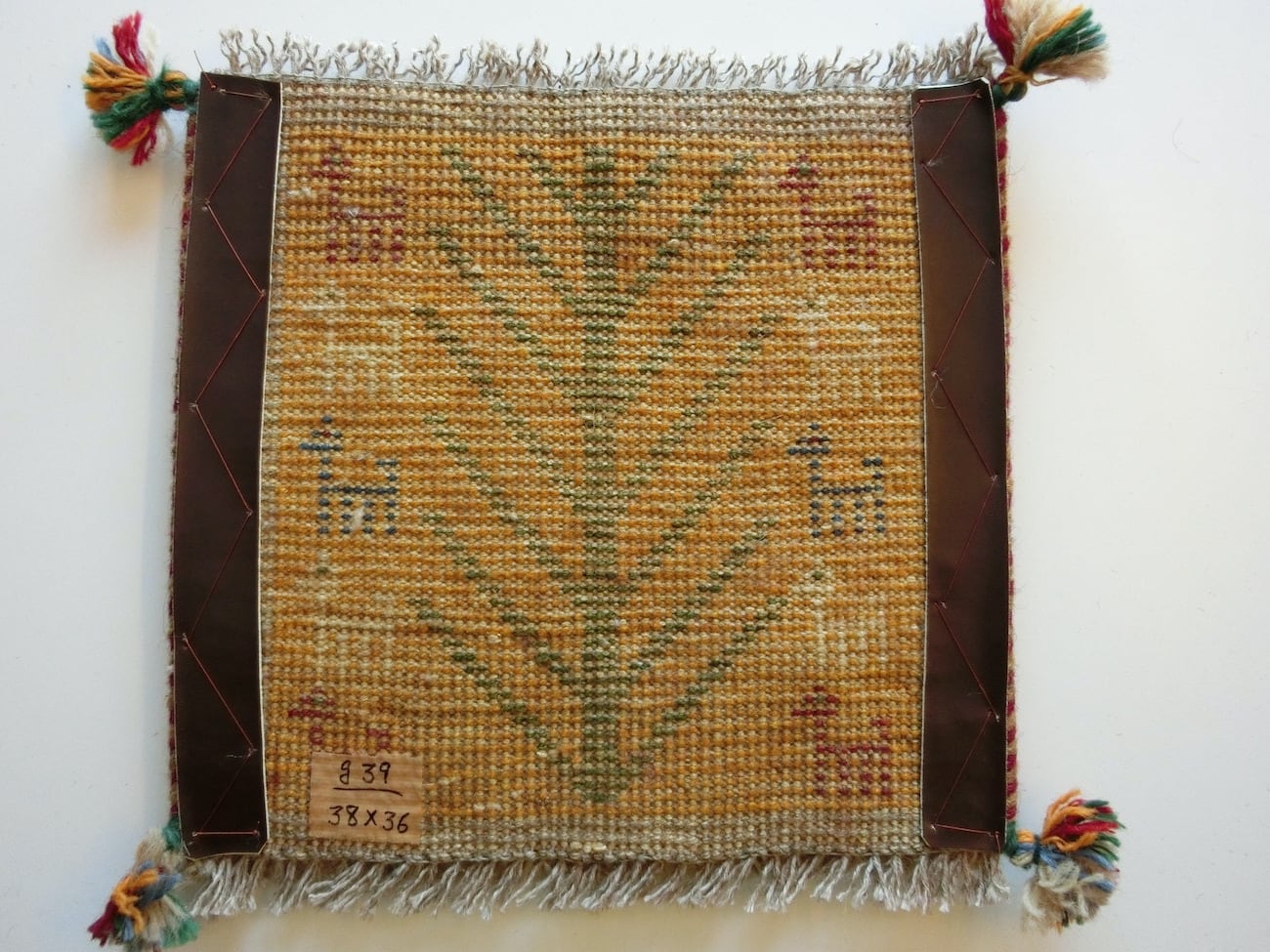 ペルシャ産 手織りギャッベ【座布団サイズ】G39 | Heris Carpet ヘリス