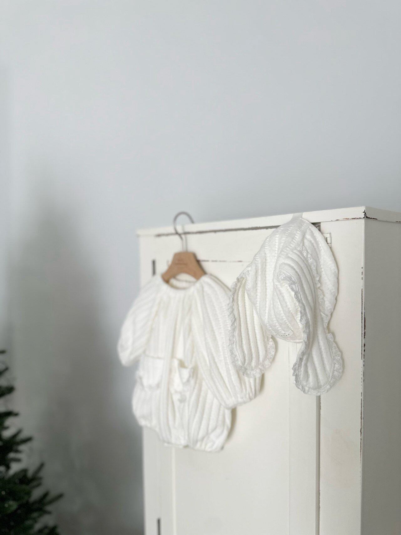 【即納】ニットボンボンロンパース / monbebe