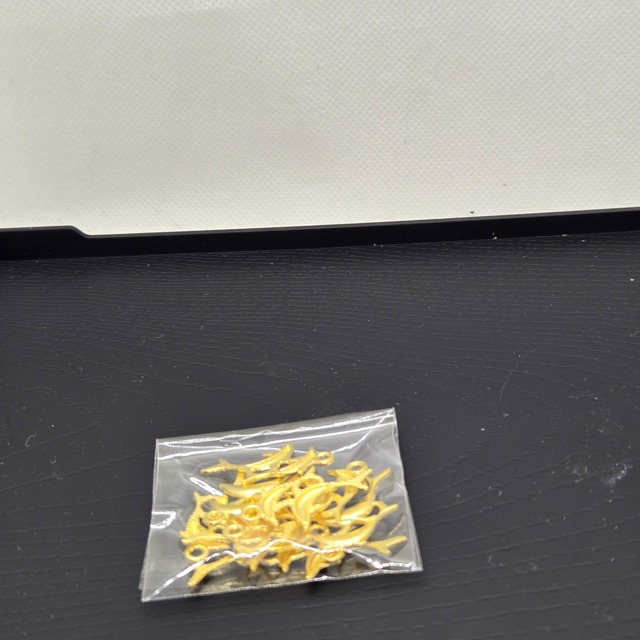 メタルチャーム 【32.イルカジャンプ　10個入り】金属チャーム【約28.1mm×約14.5mm カンつき 】