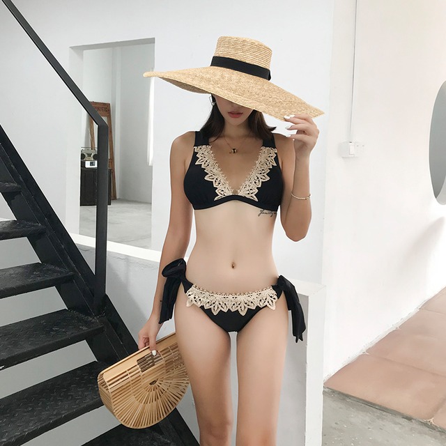 水着 スイムウェア Swimwear ビキニ レース バッククロス サイドリボン 上品 きれいめ モノトーン 海 ビーチ リゾート プール 可愛い おしゃれ オルチャン 大人 代 30代 40代 デート お出かけ 女子会 旅行 レディース 韓国 韓国ファッション Country Road