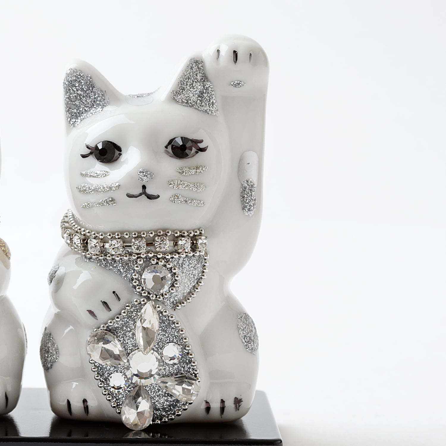 白い猫の装飾品 幸運招き猫 / ペア猫 / ジュエリー / Lサイズ / 黒台付き / 白(WHITE