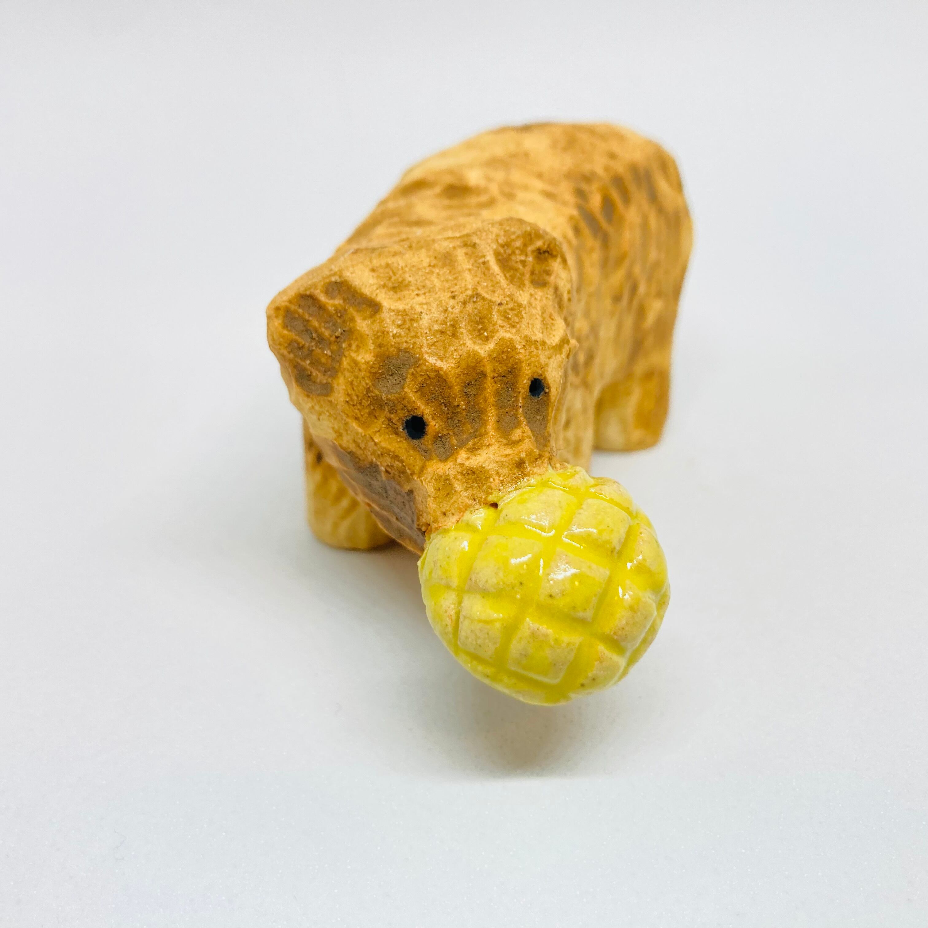 木彫り熊（メロンパン）の置き物 / すずきたまみ / 陶芸作品 | ヤマト