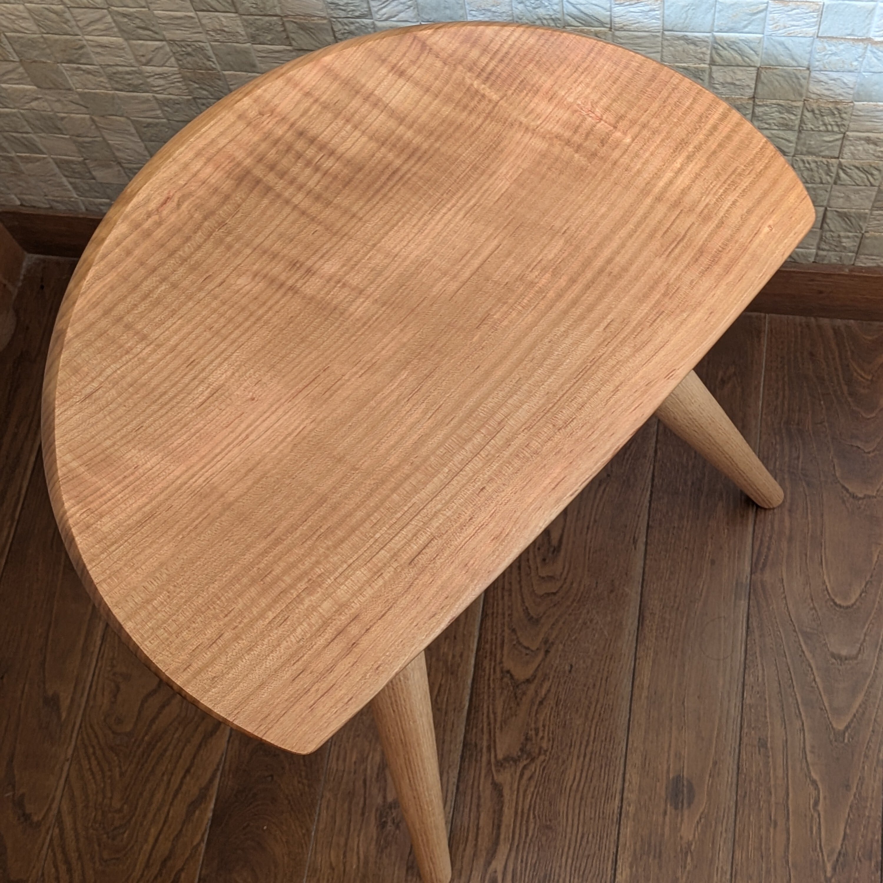 ムーンスツール挽脚 一枚板座面 サクラ Moon stool-sakura