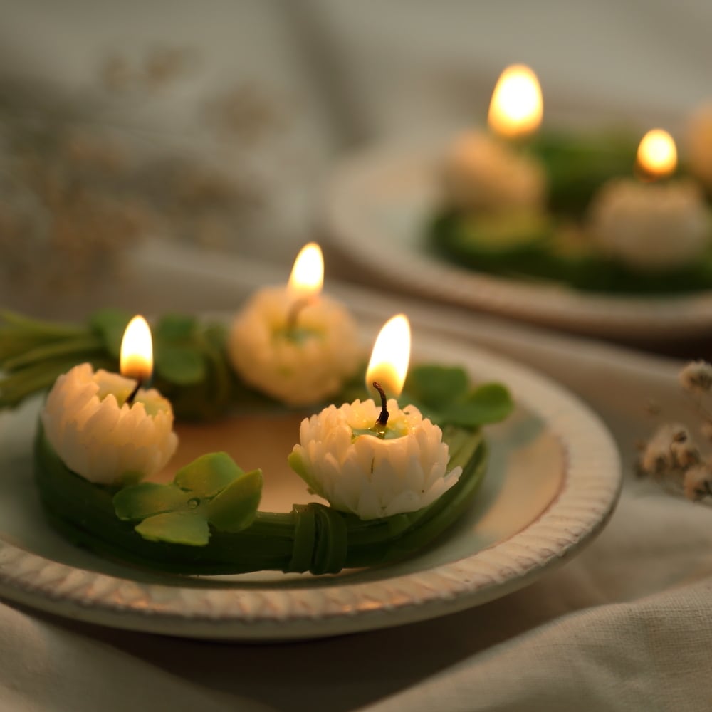 リース型のデザインが珍しい】白詰草と四葉のクローバー Beeswax