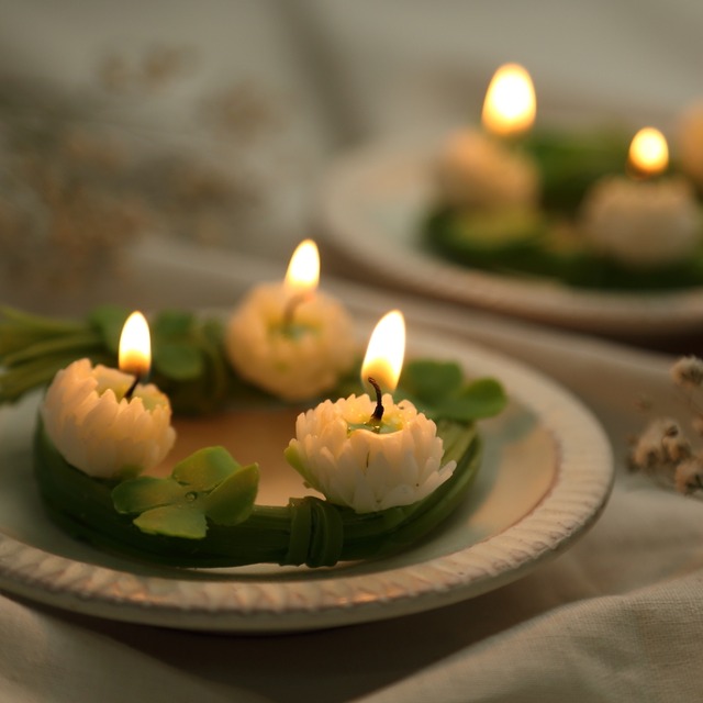 【リース型のデザインが珍しい】白詰草と四葉のクローバー　Beeswax candle　