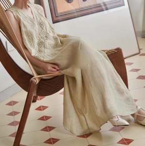 ロングワンピース ノースリーブワンピース レディース ワンピース ロング 袖なし ノースリーブ Vネック ストレート 刺繍 かわいい シンプル おしゃれ レトロ アジアン エスニック ラフ ルーズ 存在感 抜け感 ラブリー キュート カントリー ナチュラル 春 夏 秋 ロングシーズン デート お出かけ リゾート 旅行 海 プール ビーチ 女子会 バカンス ショッピング カフェ ランチ 楽ちん 体型カバー プチプラ 普段使い 着回し モテ インスタ映え S M L ゆったり ゆる グリーン