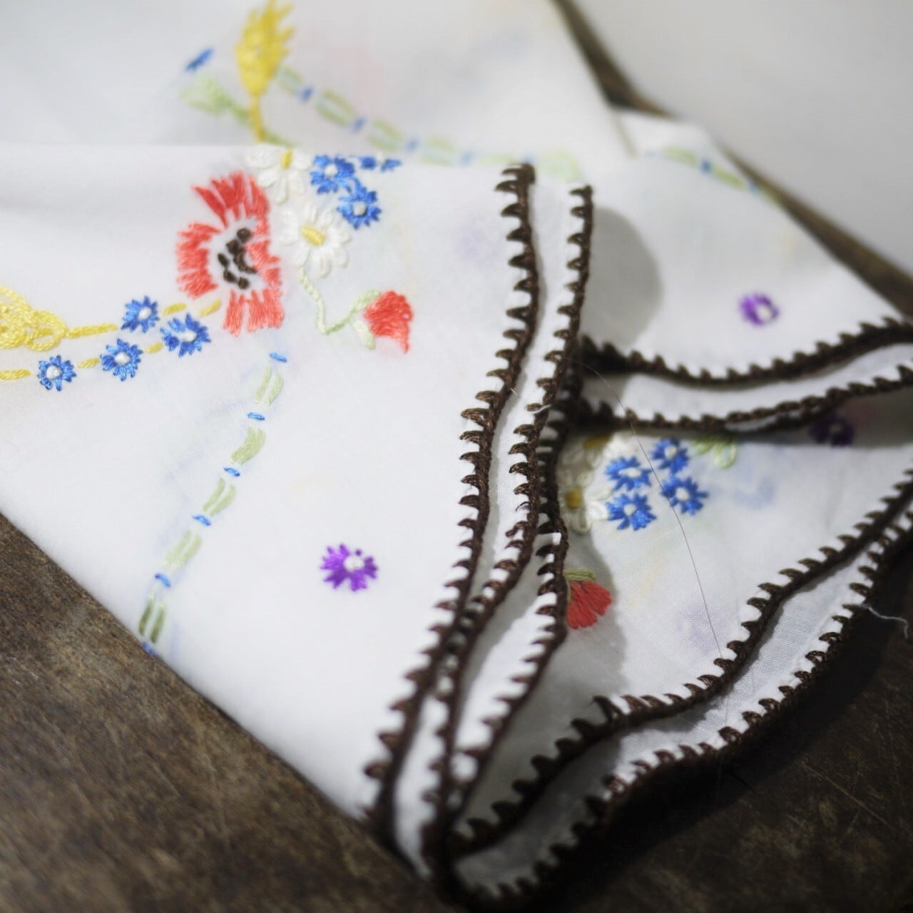 刺繍のテーブルクロス 円形 ブラウンレース