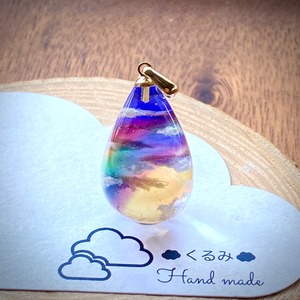 空＆雲ペンダント しずく型 夕暮れ空にかかる虹 26×17mm バチカン付き
