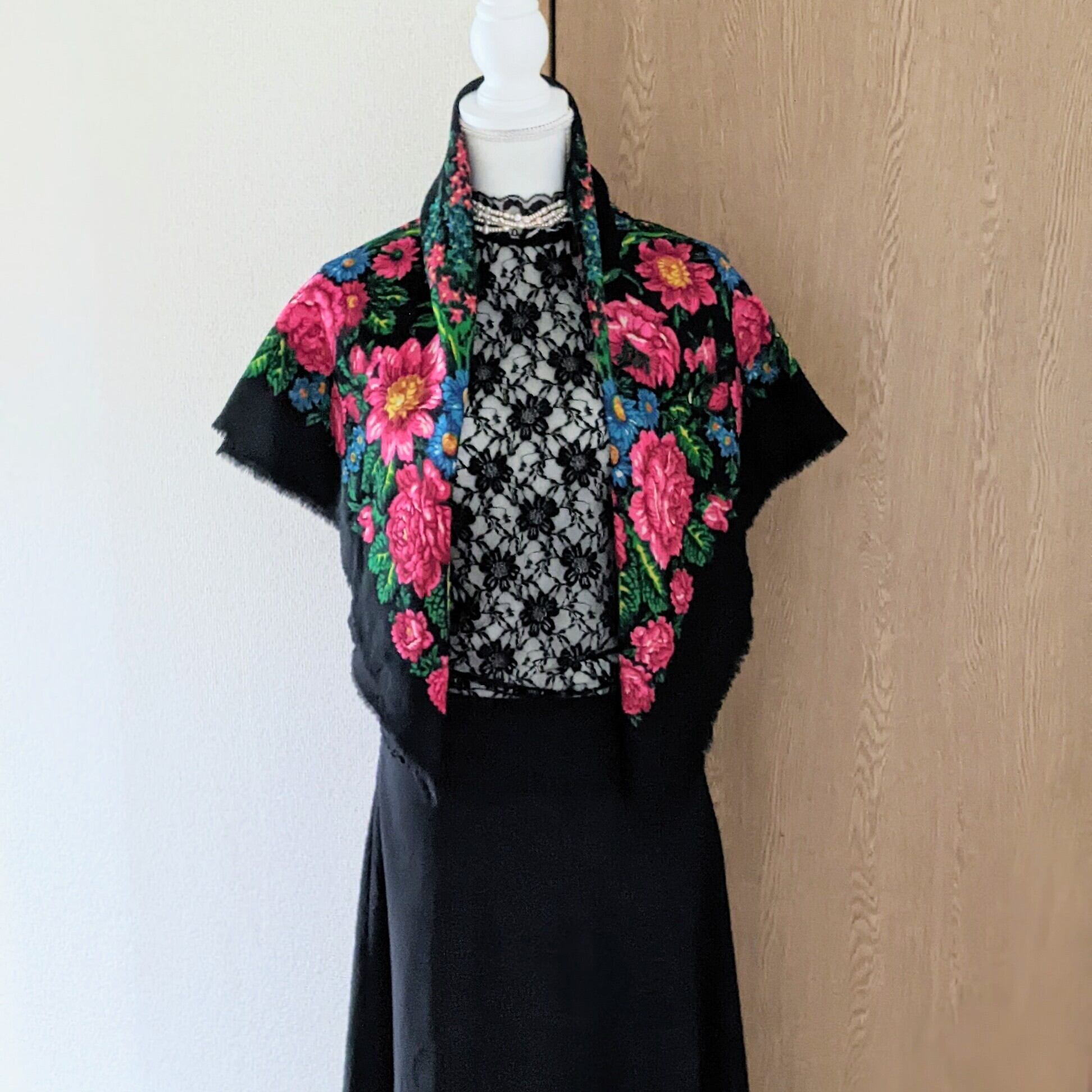 vintage】プラトーク 黒×赤い薔薇 ウール大判スカーフ 94×94 ストール