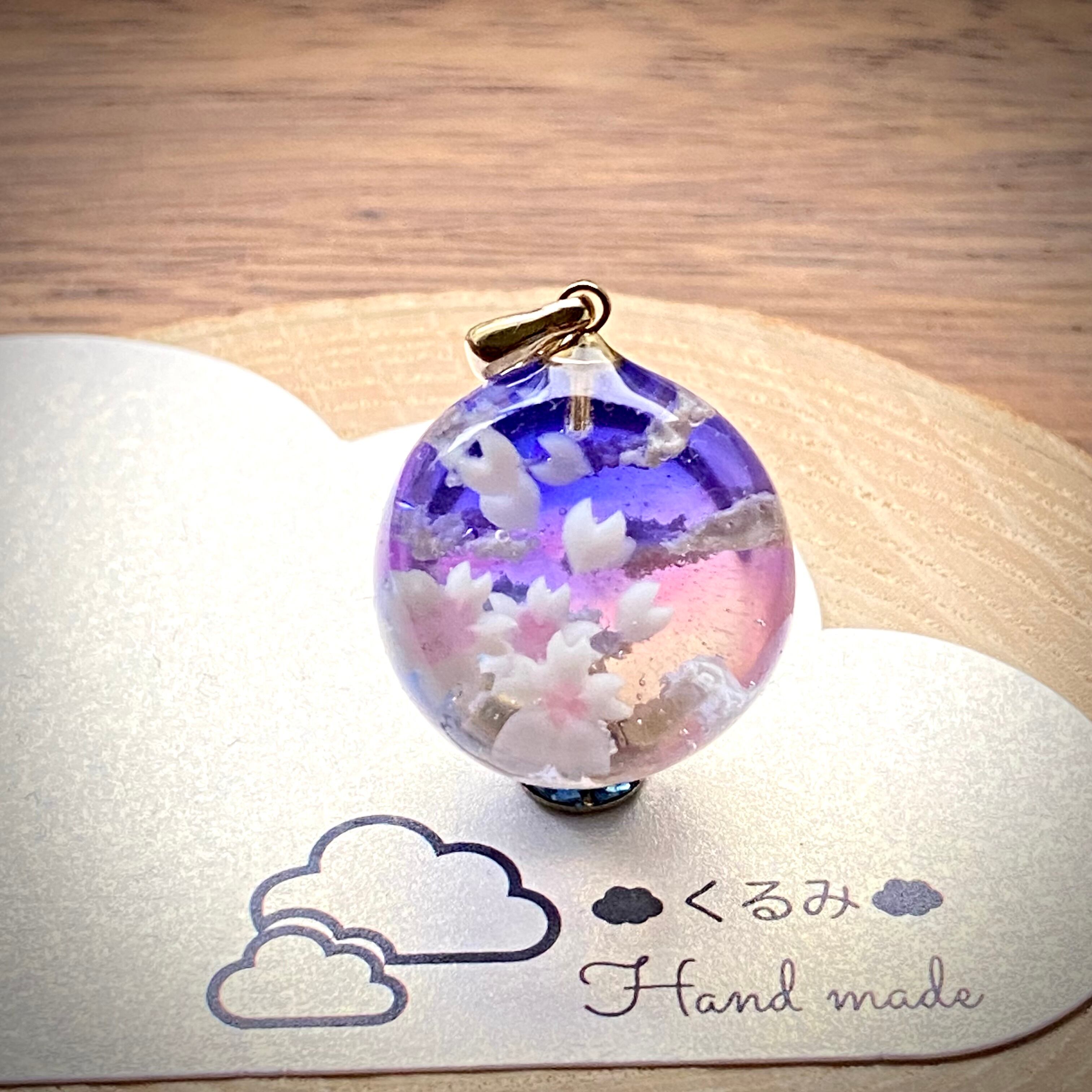 空&雲ペンダント 2割カット球体 夕暮れ空に舞い散る桜 20mm バチカン付 B