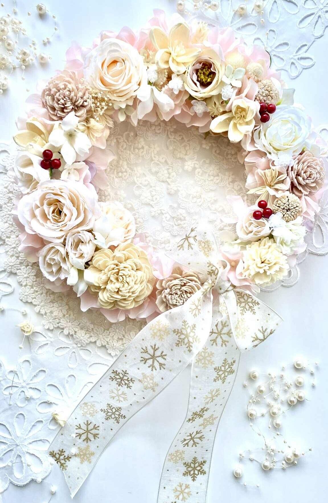 【WR-005】サーモンピンクのやさしいクリスマスリース｜雪の結晶リボン付き・アイボリー×ドライフラワー・壁掛け/インテリア・贈り物におすすめ