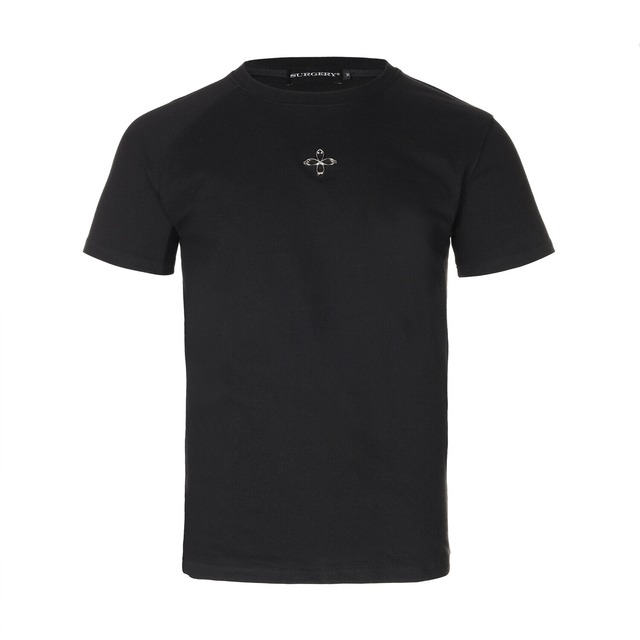 [SURGERY] surgery unbalance metal clover logo slim T-shirts 'black' 正規品 韓国ブランド 韓国通販 韓国代行 韓国ファッション sur8ery サージェリー 取扱店 日本 店舗