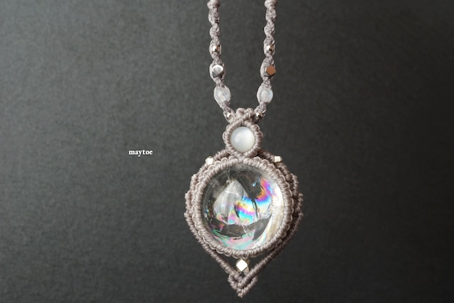レインボー水晶（アイリスクォーツ）のマクラメネックレス ～ crystal glass ～【一点物】