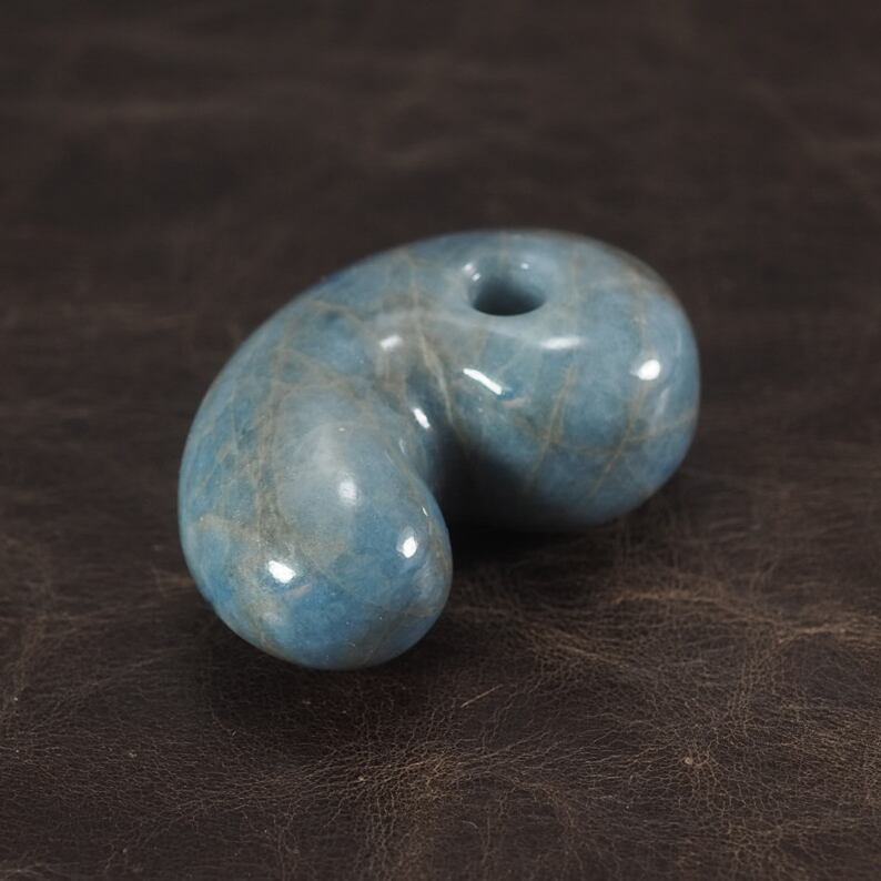 糸魚川翡翠 コン沢 青翡翠 大きめの勾玉 28.1g Itoigawa Blue 糸魚川翡翠 コン沢 青翡翠 大きめの勾玉 28.1g Itoigawa Blue