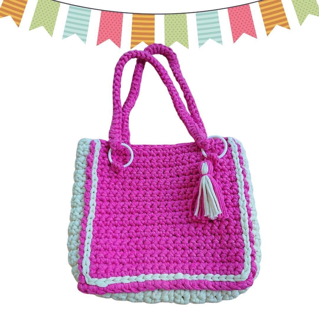 【送料・関税無料】かぎ針編み トートバッグ タッセル付き 送料・関税無料】かぎ針編み トートバッグ タッセル付き
