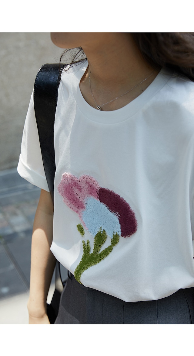 フロント花柄プリント半袖Tシャツ。ホワイト