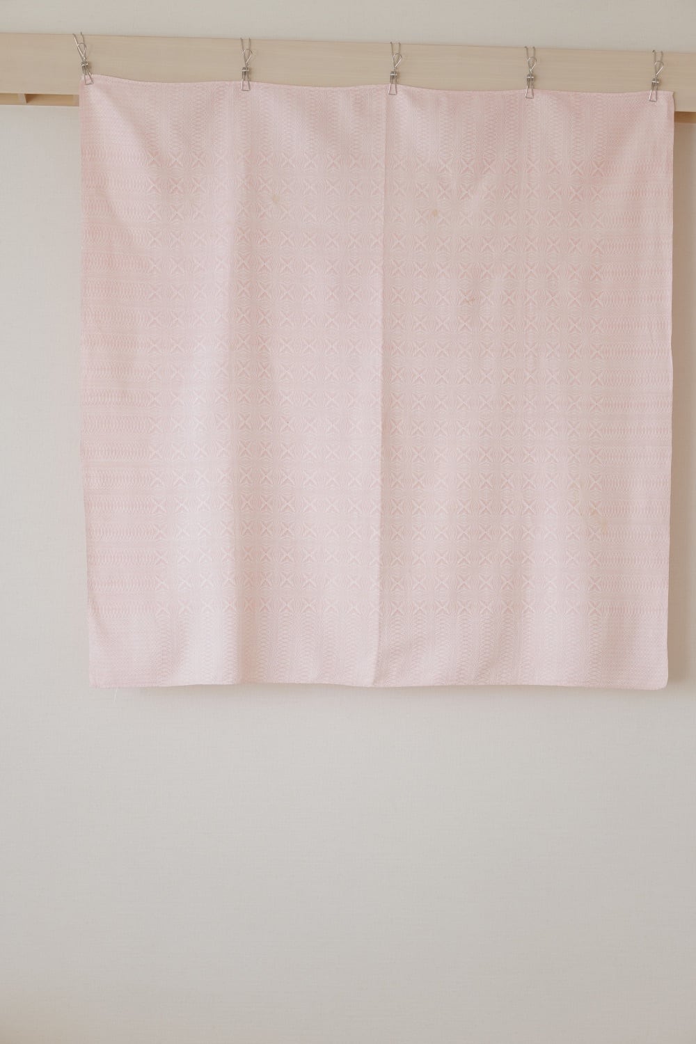 北欧仕入れ　ピンクの上質な織物　テーブルクロスように仕上げてあります。おそらく麻や絹製