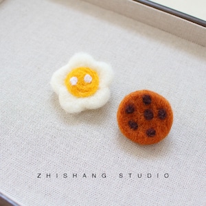 ハンドメイド風 羊毛フェルト ブローチ ピン バゲット クッキー 目玉焼き 徽章 4点 セット ギフト かわいい 雑貨 パン スイーツ 商品画像4
