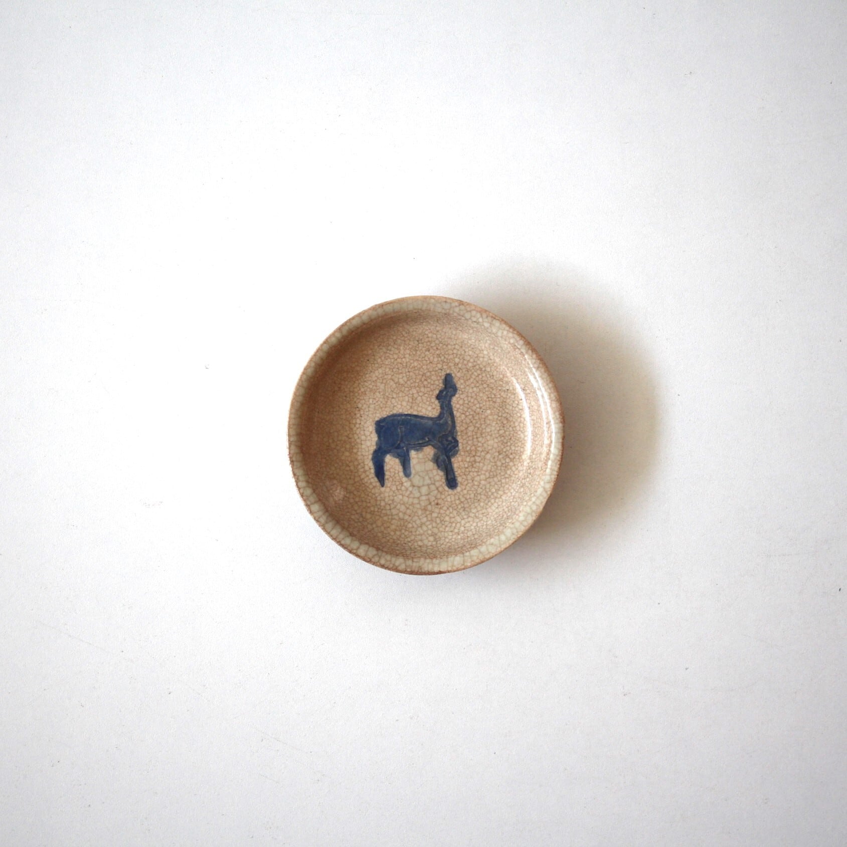 割れ欠けのある古伊万里染付鹿紅葉文深皿 d13.0cm Chipped and