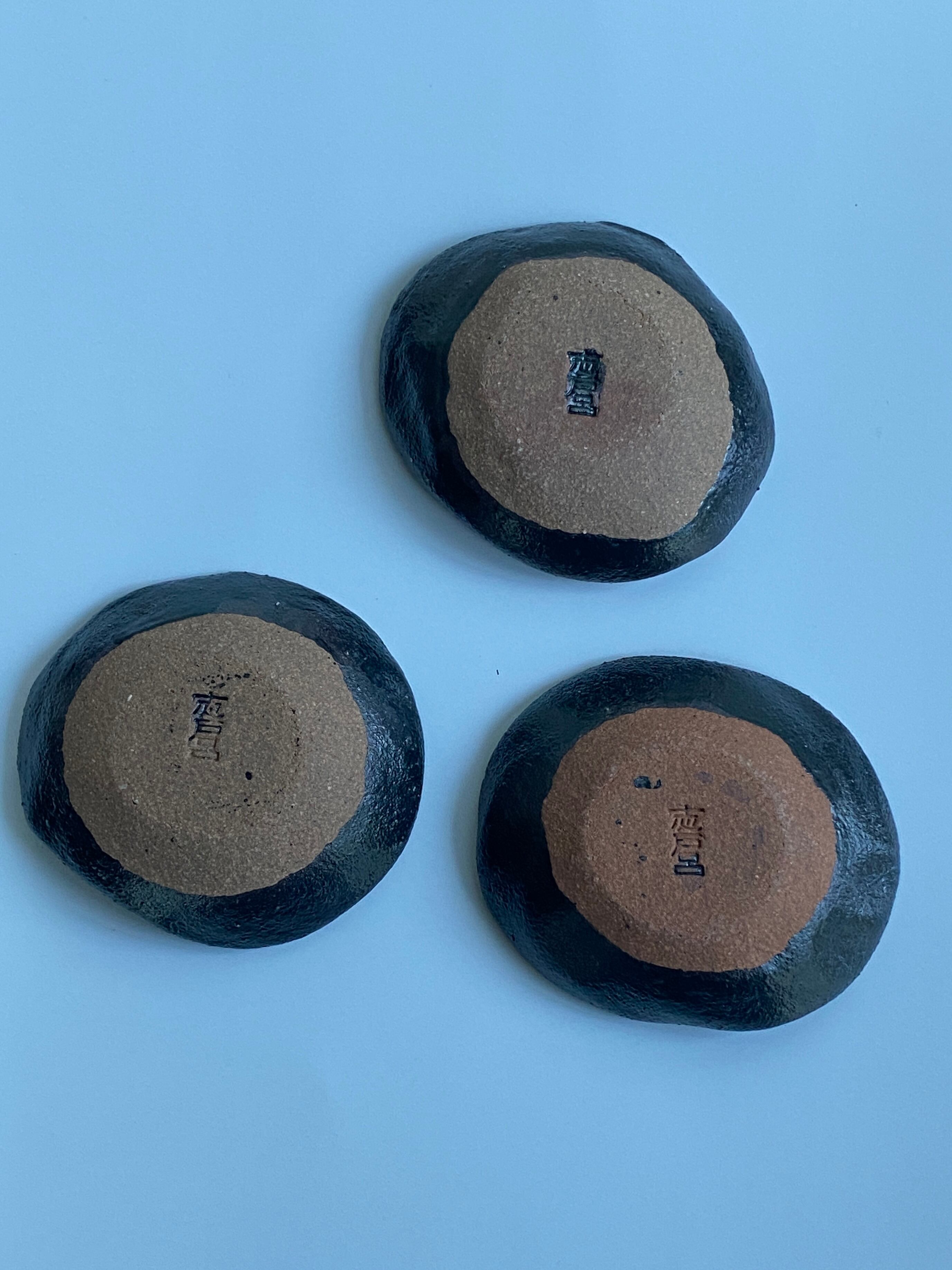 三つ葉葵紋様 陶器製皿　箱付　尾張徳川家御用窯　篠島焼　御紋付鮎皿　古美術　骨董 徳川家 三つ葉葵紋に牡丹唐草蒔絵蓋付椀 内銀張り 江戸中期頃 | 古美術