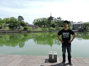 猿沢池前で写真が撮りたくなるNARA CITY Tシャツ(綿素材)