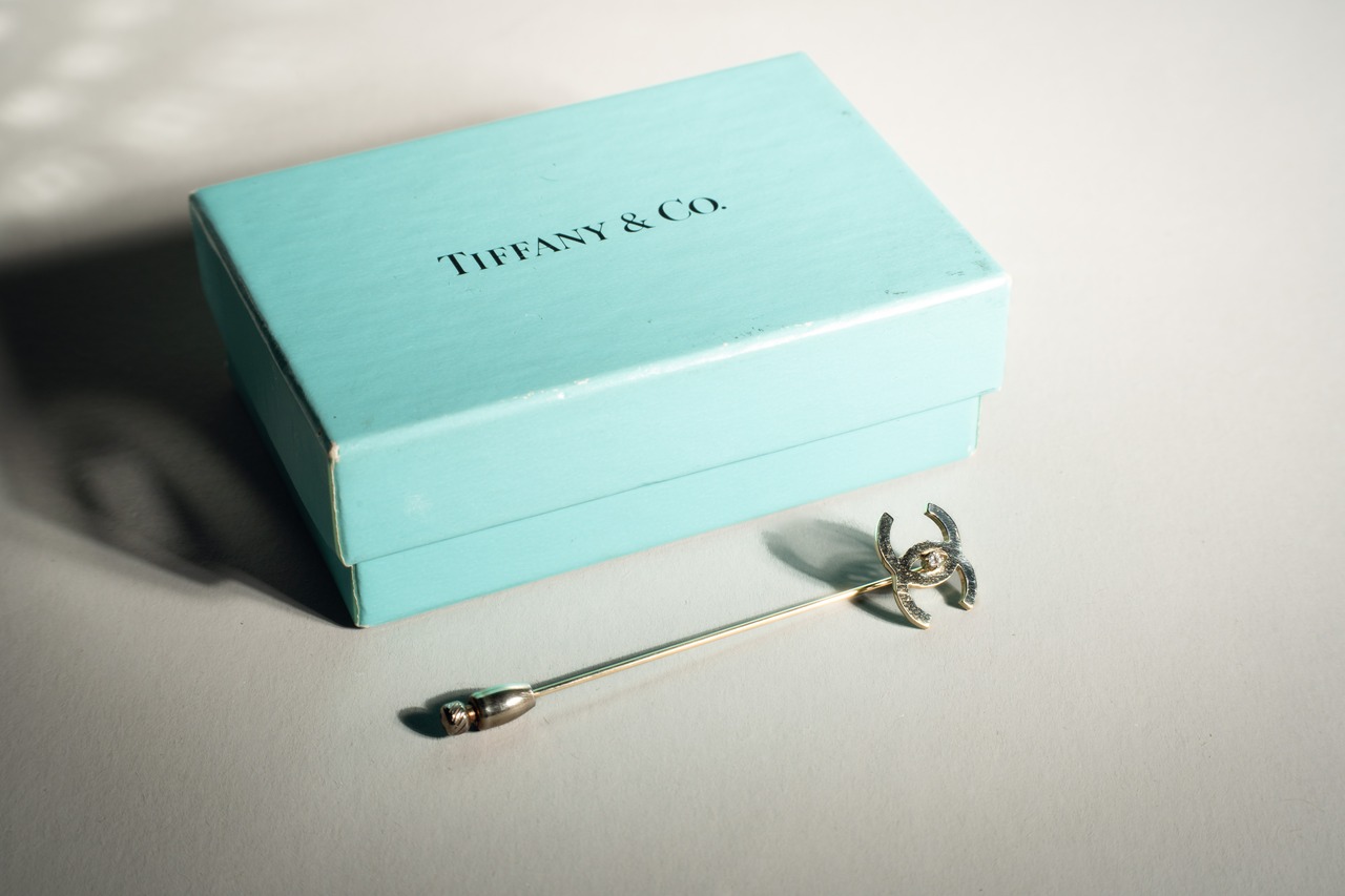 TIFFANY & Co. CHANEL 14K Diamond Coco Mark Lapel Pin