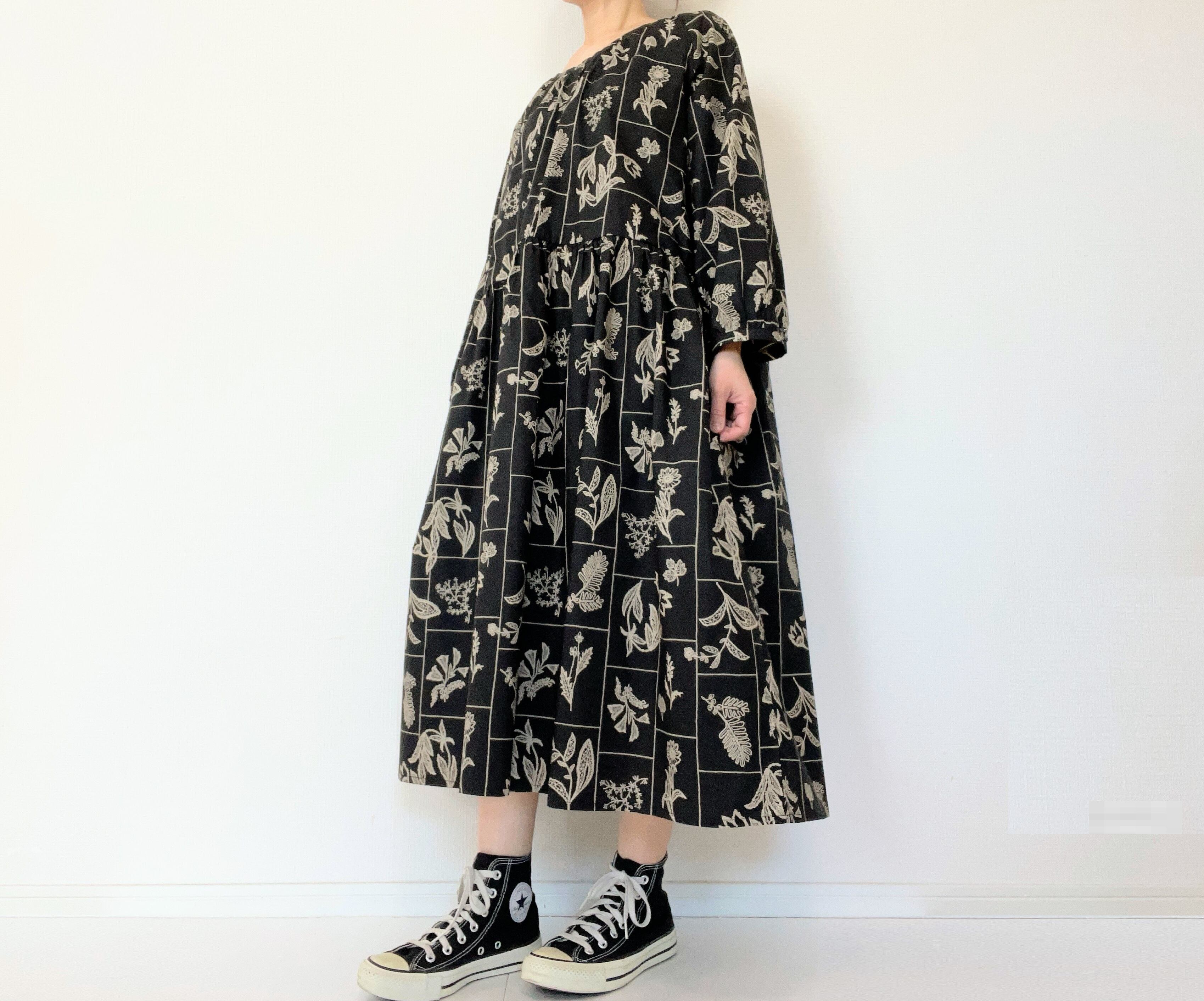 大人の花柄ブラックワンピース＊刺繍調の植物標本＊長袖＊ゆったり