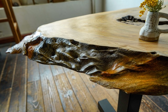 重厚な雰囲気のセンターテーブル