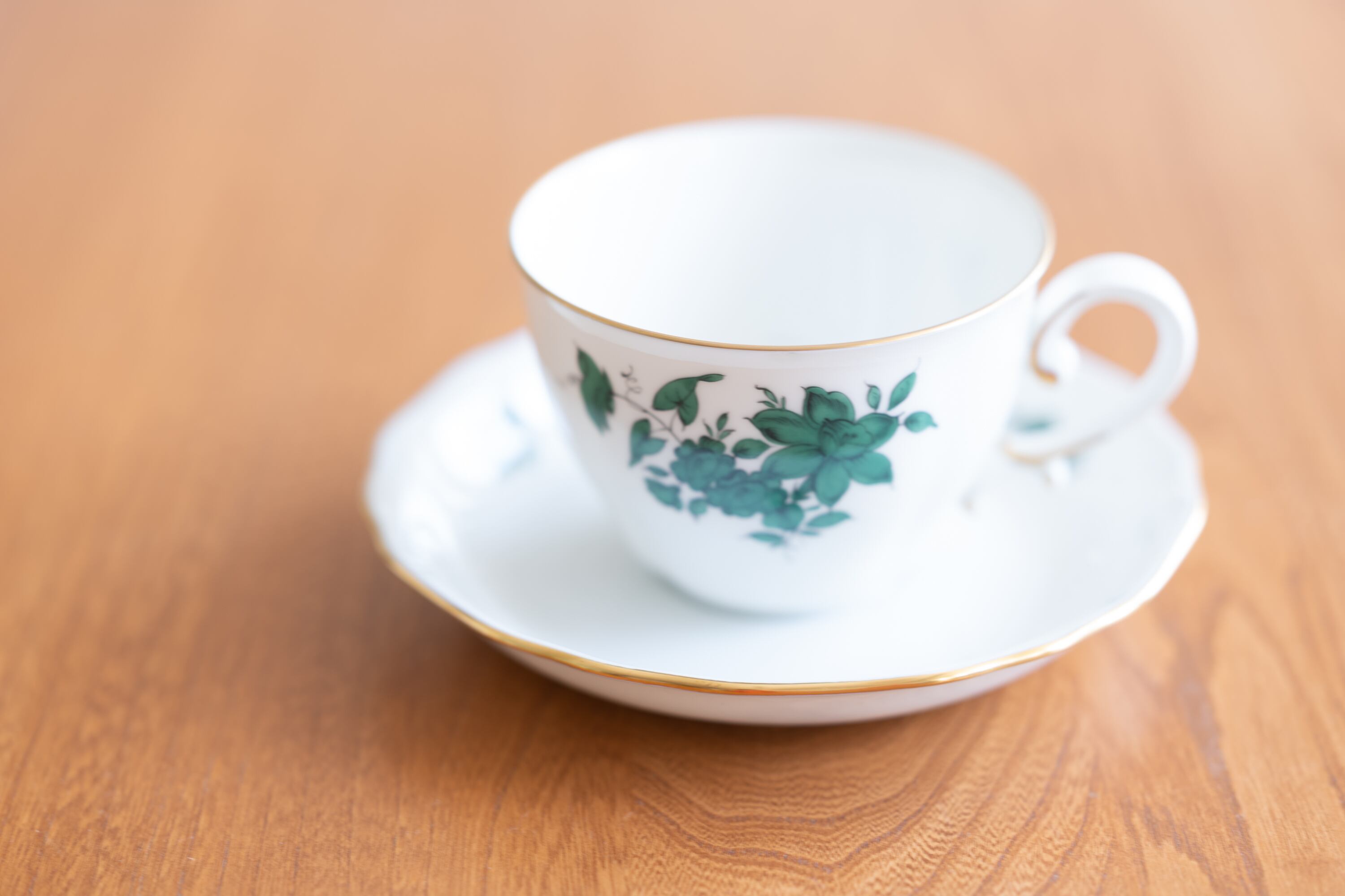 オーストリア アウガルテン マリアテレジア パターン カップアンドソーサー 現在4セットあります。1/4