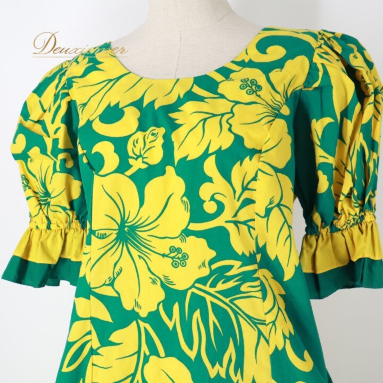 フラダンス 衣装 ワンピース ドレス グリーン系 ムームーファクトリー ハワイ製 T&L MUUMUU FACTORY ハイビスカス柄 モンステラ柄 緑 ハワイアンプリント フリル アロハ フラ ダンス レッスン 練習 黄 ダンス衣装 ハワイアンダンス レディース イエロー系 華やか 鮮やか かわいい おしゃれ タグ フラワー柄 ボタニカル柄 鮮やかデザイン トロピカル柄 グリーン イエロー 配色 ゆったりシルエット マキシ丈 五分袖 フレア裾 フリル裾 ラッフル かぶり ワンピースタイプ