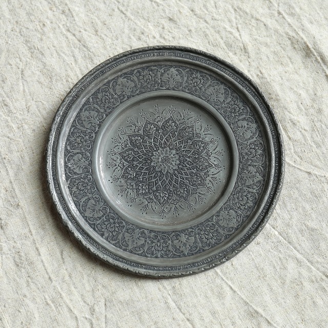 シルバーに輝く、美しい柄のプレート 3