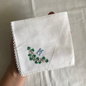 Mの刺繍の布