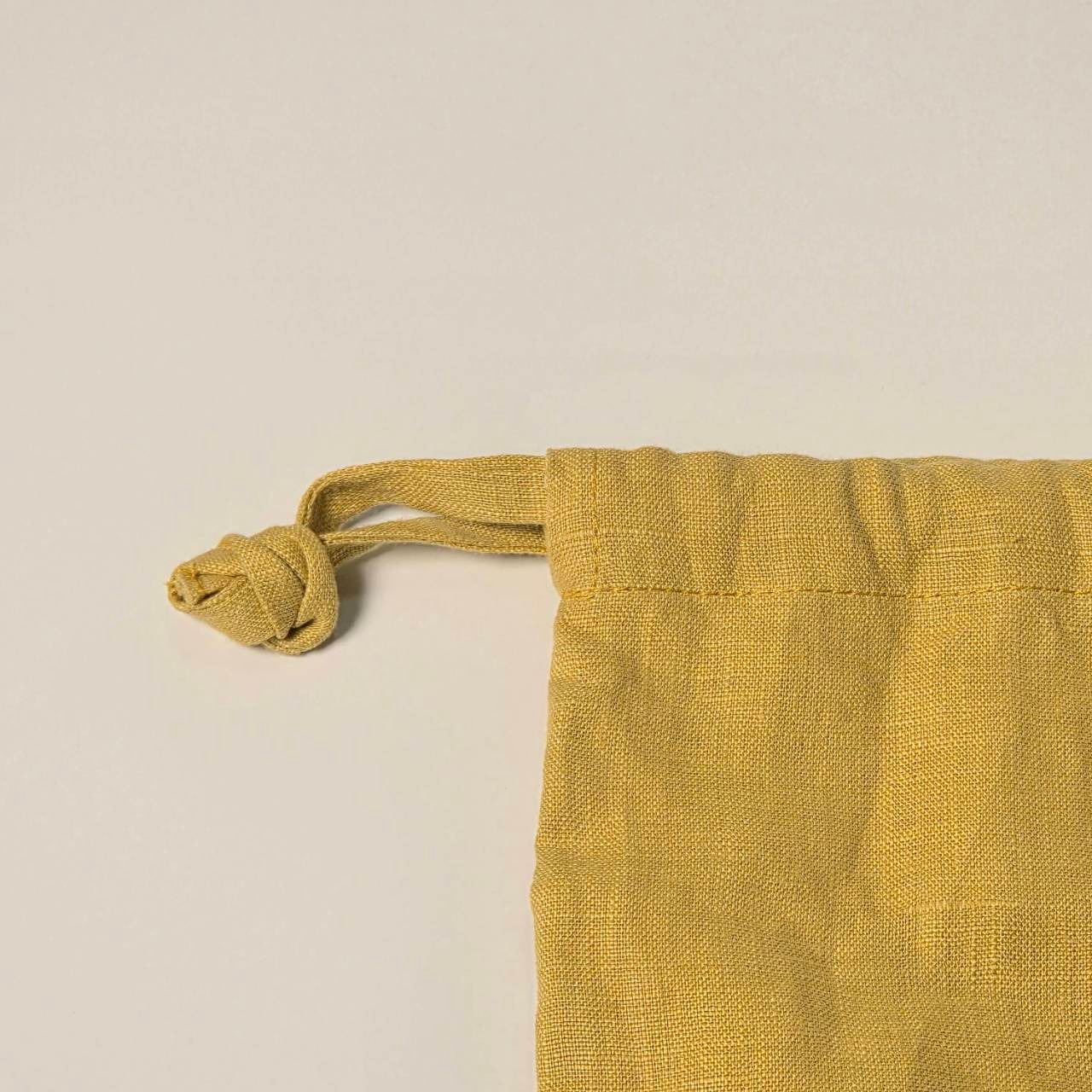 手刺繍リネン巾着　マチ付き　コーラルピンク／マスタードイエロー