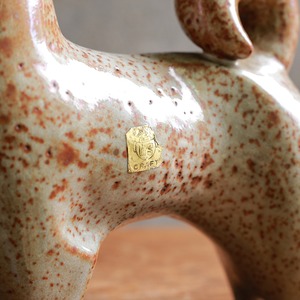 凛々しく空を見上げる、陶器の犬