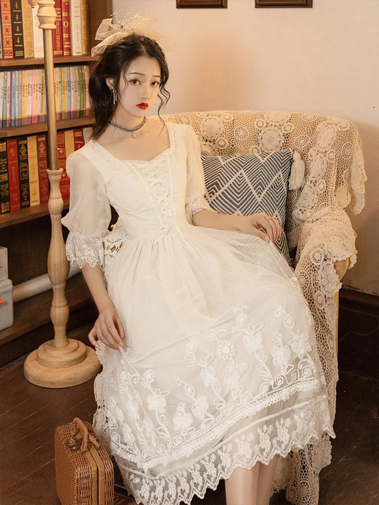 【0032】Floral Lace Princess Short Sleeve Dress