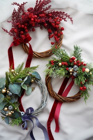 【即日発送】選べる3色 枯れないリース クリスマス ハーフリース マルチカラー レッド ブルー リボン ベロア 3way