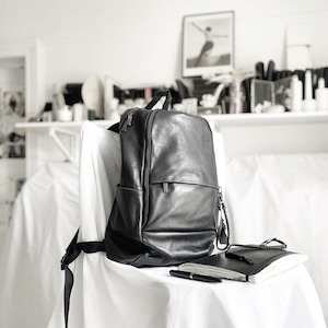 172ABG03　Leather backpack 'round double F'　バックパック/リュック