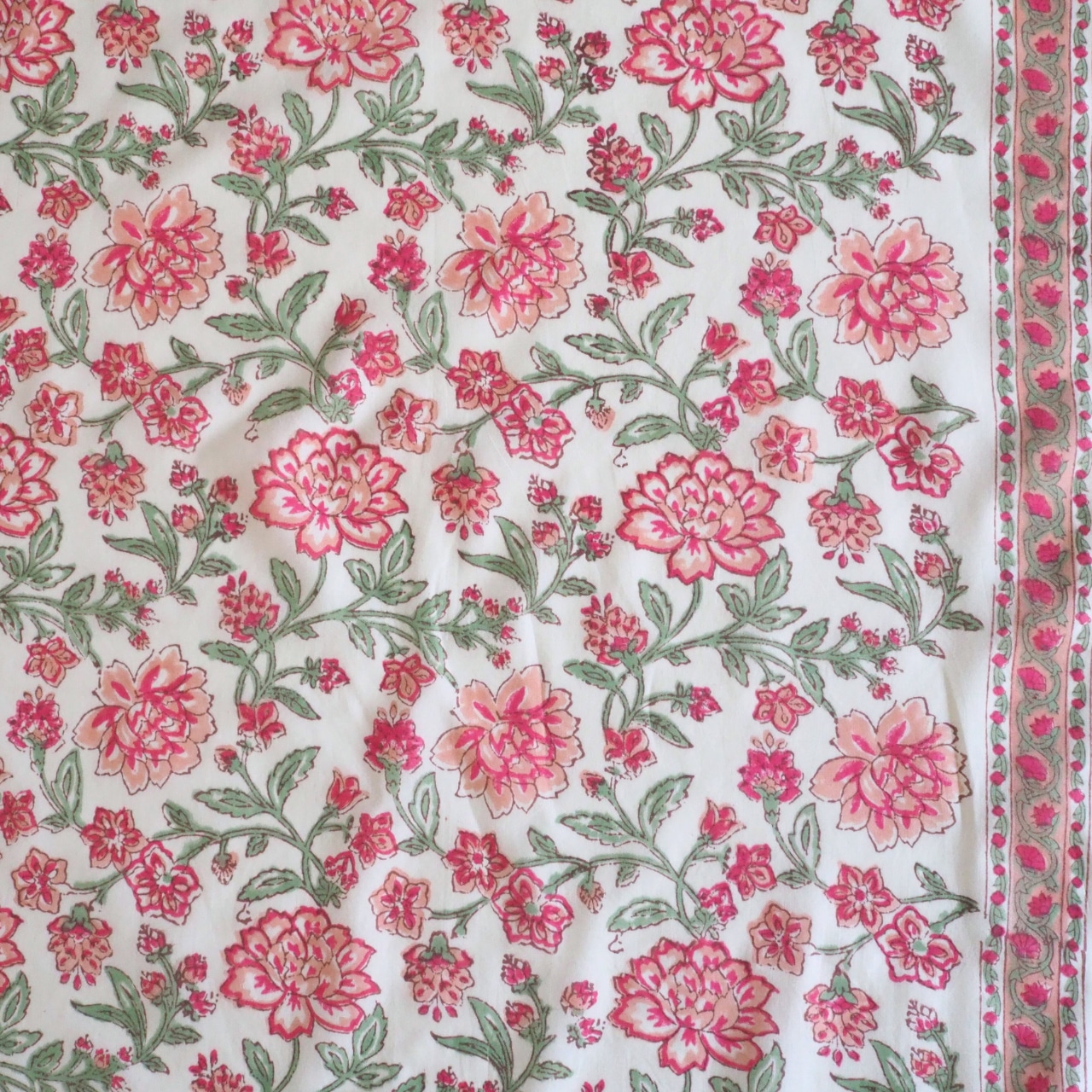 ブロックプリント生地【50cm単位】インド綿 片耳デザイン付き 花柄B 白×赤×ピンク #54922-WT2