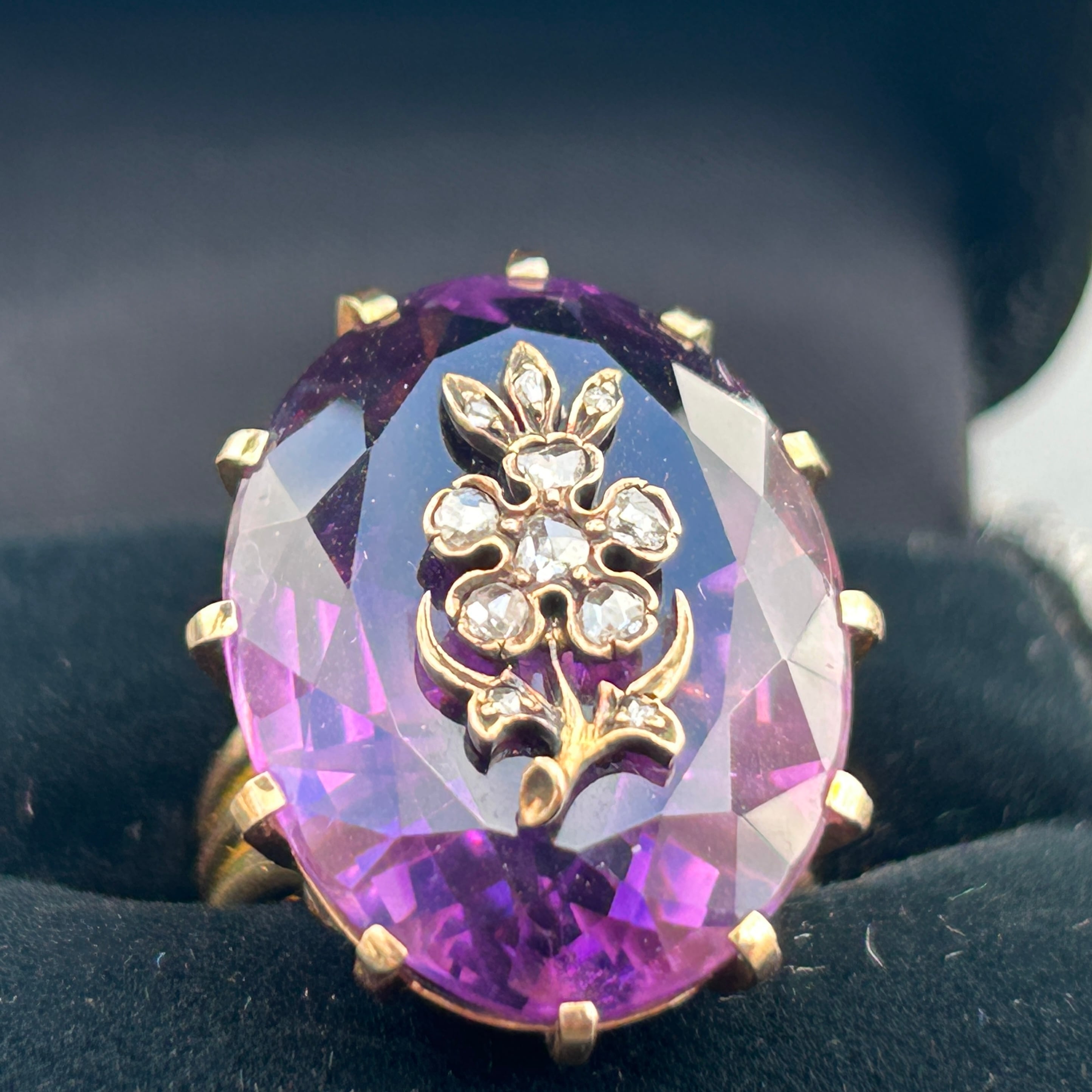 欧州アンティーク　K15 大きなサイベリアンアメジスト小花添えのリング
