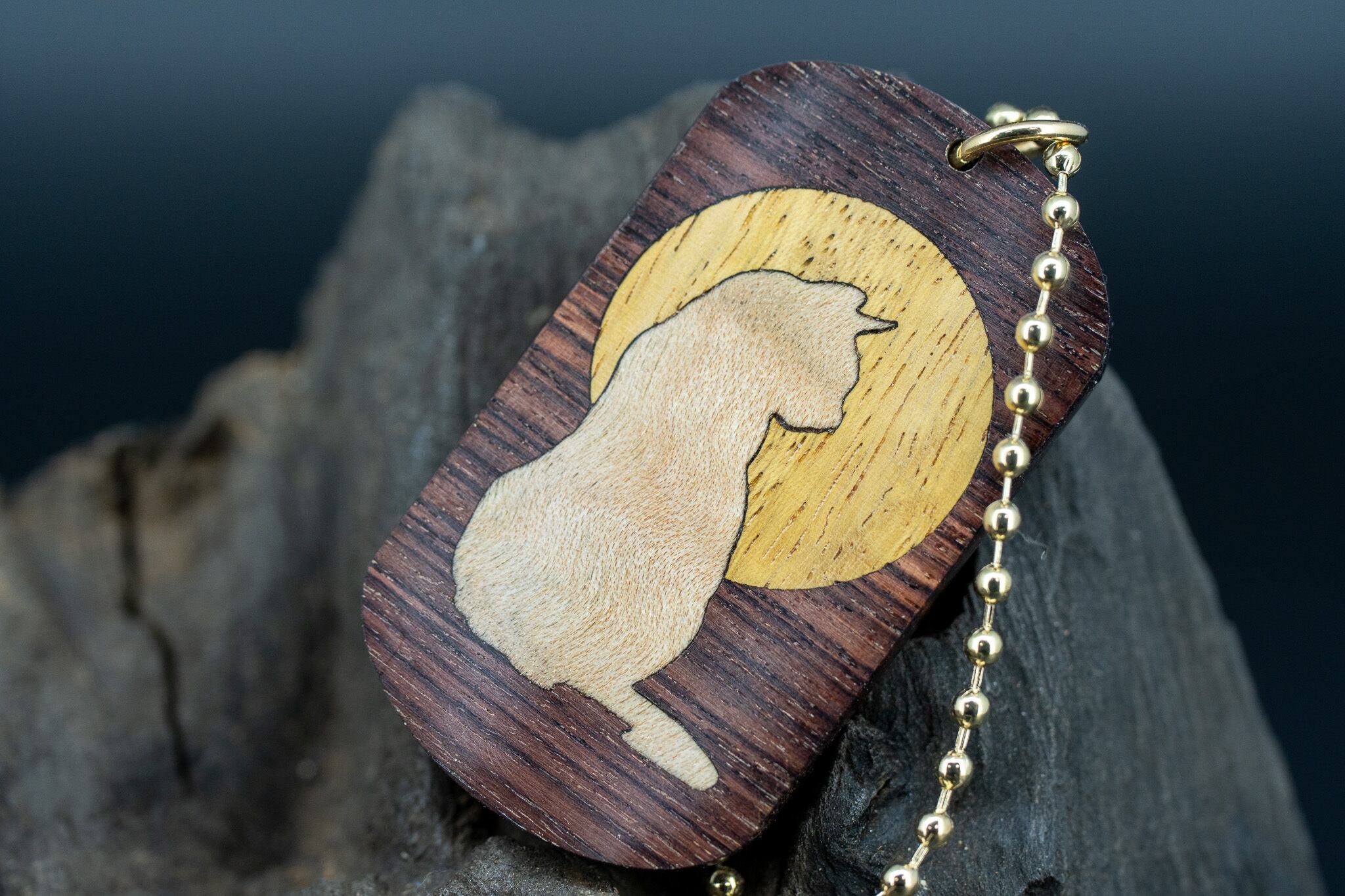 【王室御用達 】 キングウッド ドッグタグ 木象嵌 横を向く上品な猫