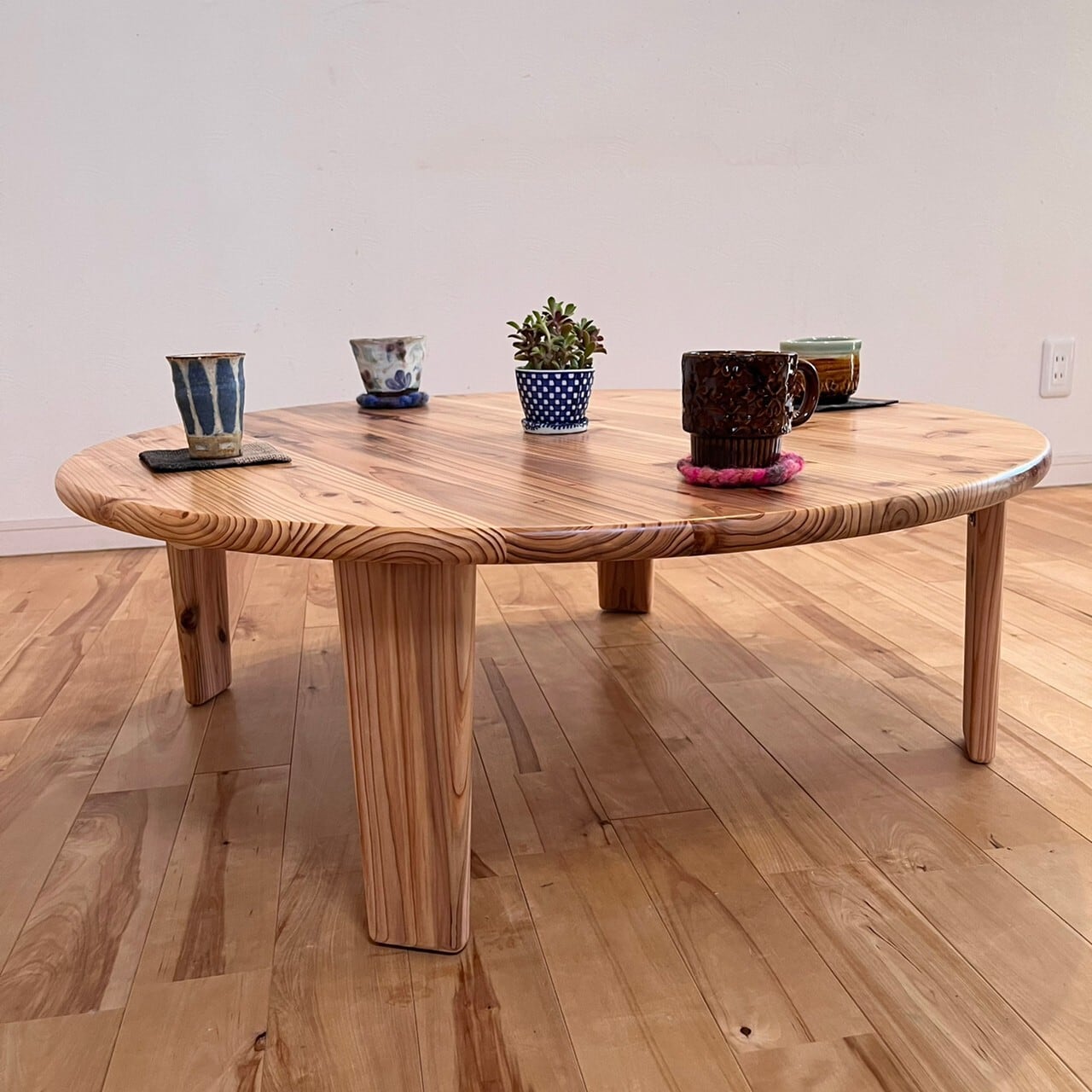 国産杉の無垢材　角が丸くなめらか　折り畳み　丸形テーブル　ちゃぶ台　ウォルナット 国産杉の無垢材 角が丸くなめらか 折り畳み 丸形テーブル ちゃぶ台