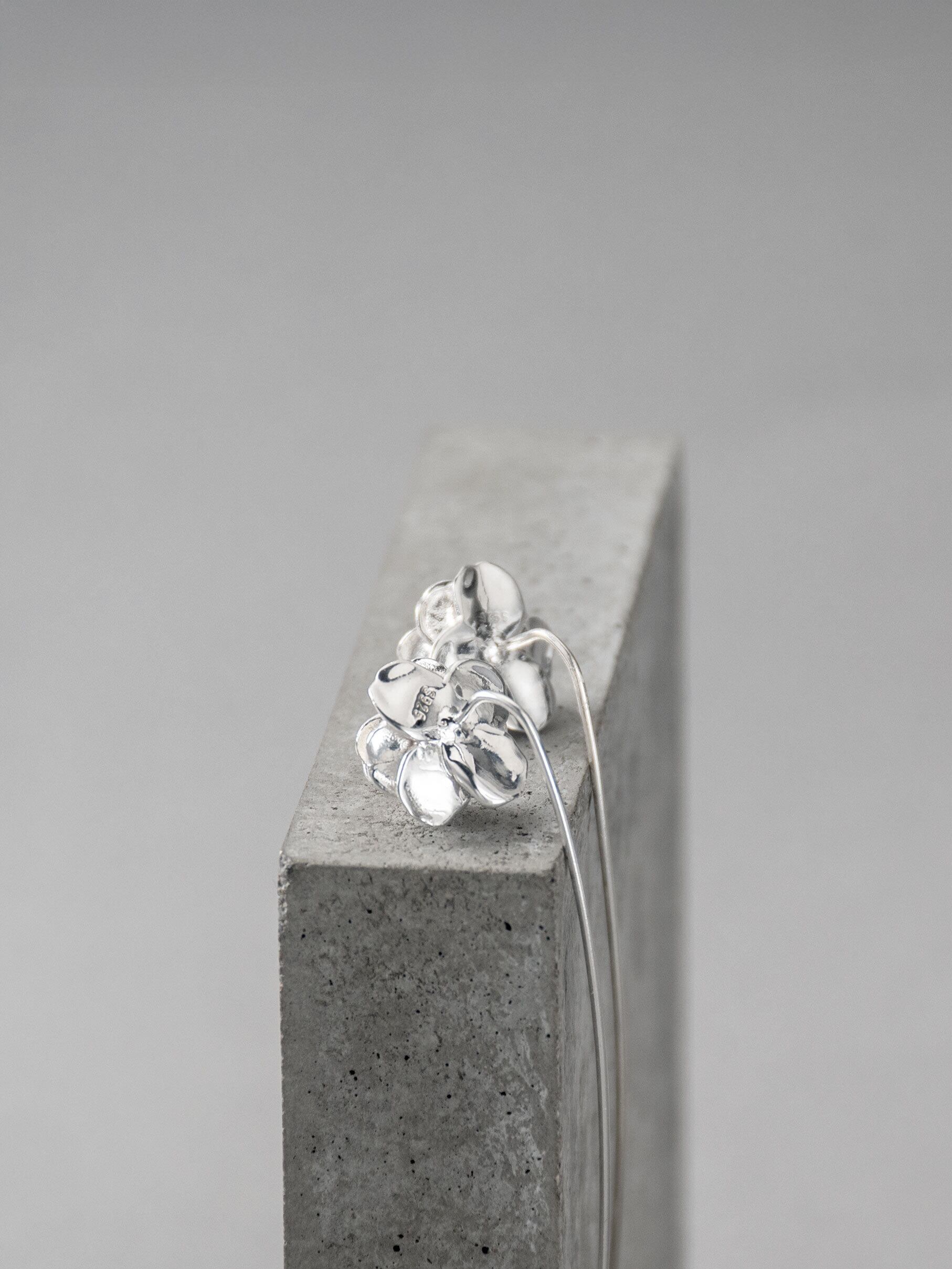 白椿 ロングピアス | HENUN