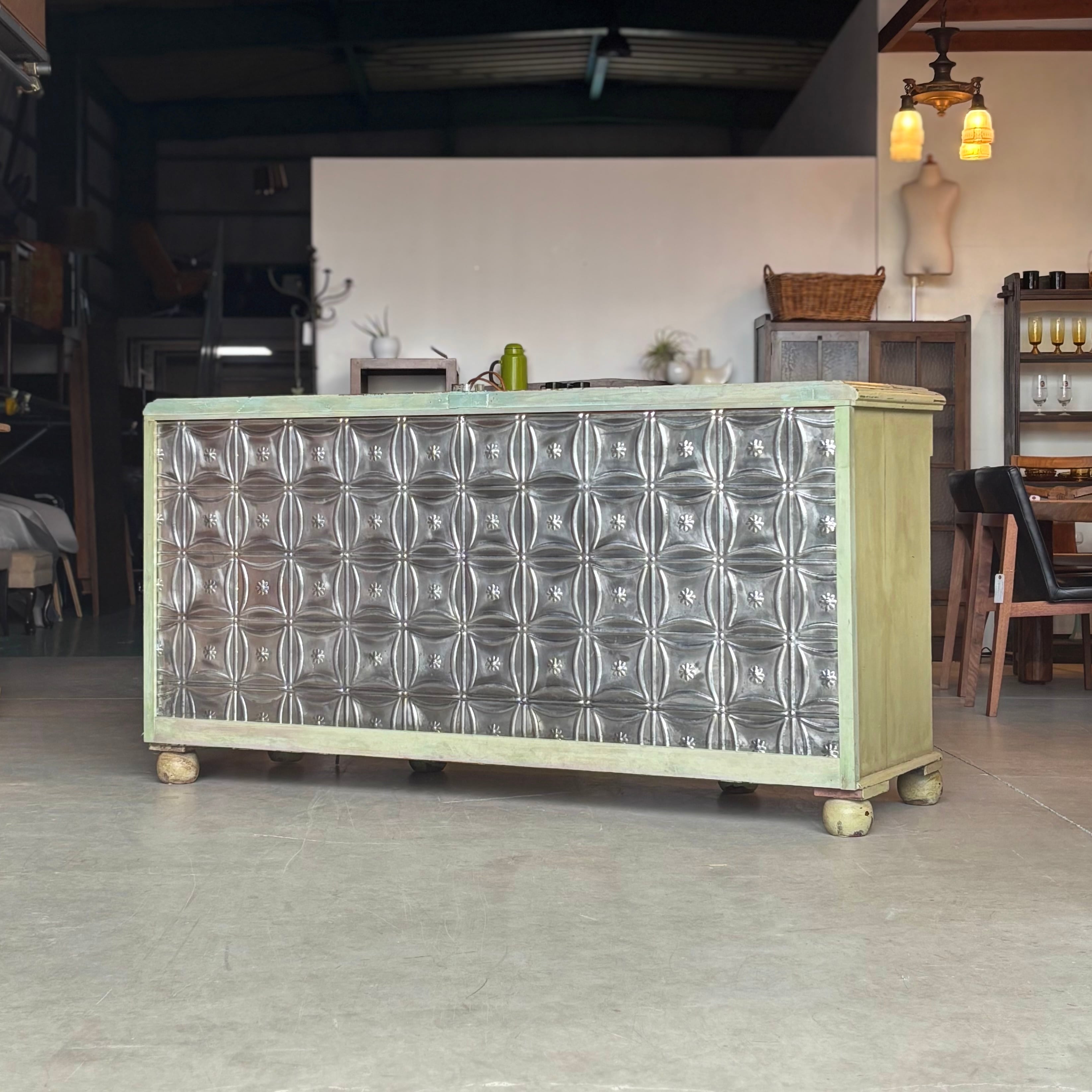 Vintage Counter / ティンパネルのヴィンテージカウンター