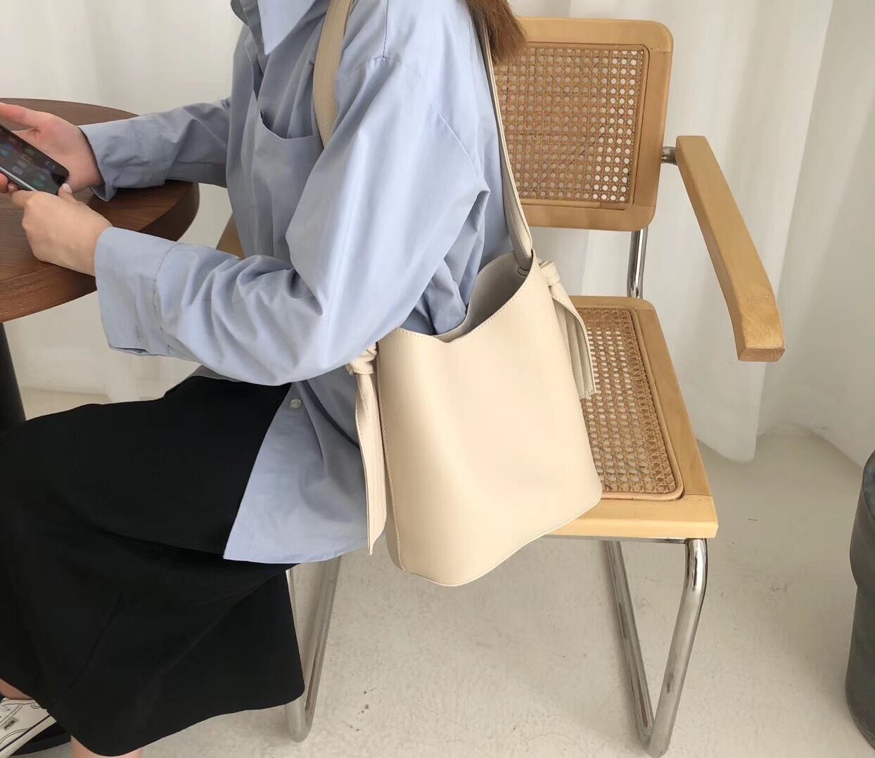 オンオフ兼用で使える縦長デザインのシンプルなバッグ レディース ショルダーバッグ トートバッグ 通勤 オフィス 上品 落ち着いた 代 30代 40代 Ailla アイラ オンオフ兼用で使える縦長デザインのシンプルなバッグ レディース ショルダーバッグ トートバッグ 通勤 オフィス 上品 落ち着いた 代 30代 40代 Ailla アイラ