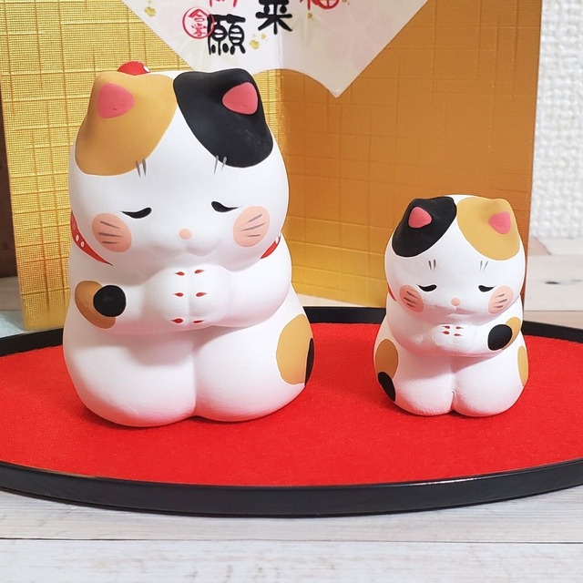 これはかわいい！素焼き陶器の合掌親子猫