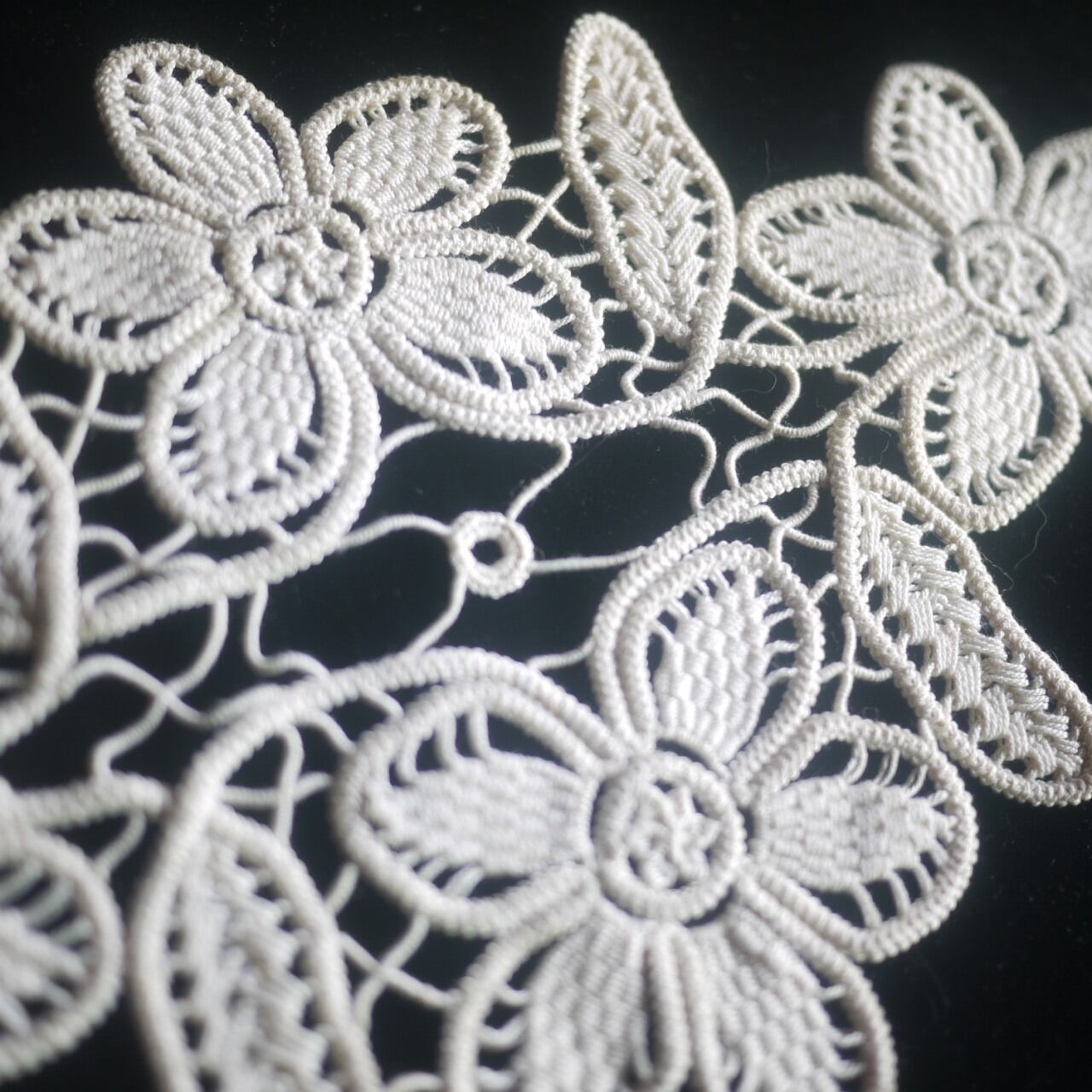 ルーマニアン・マクラメ ルーマニアレース ドイリーd 4つの花