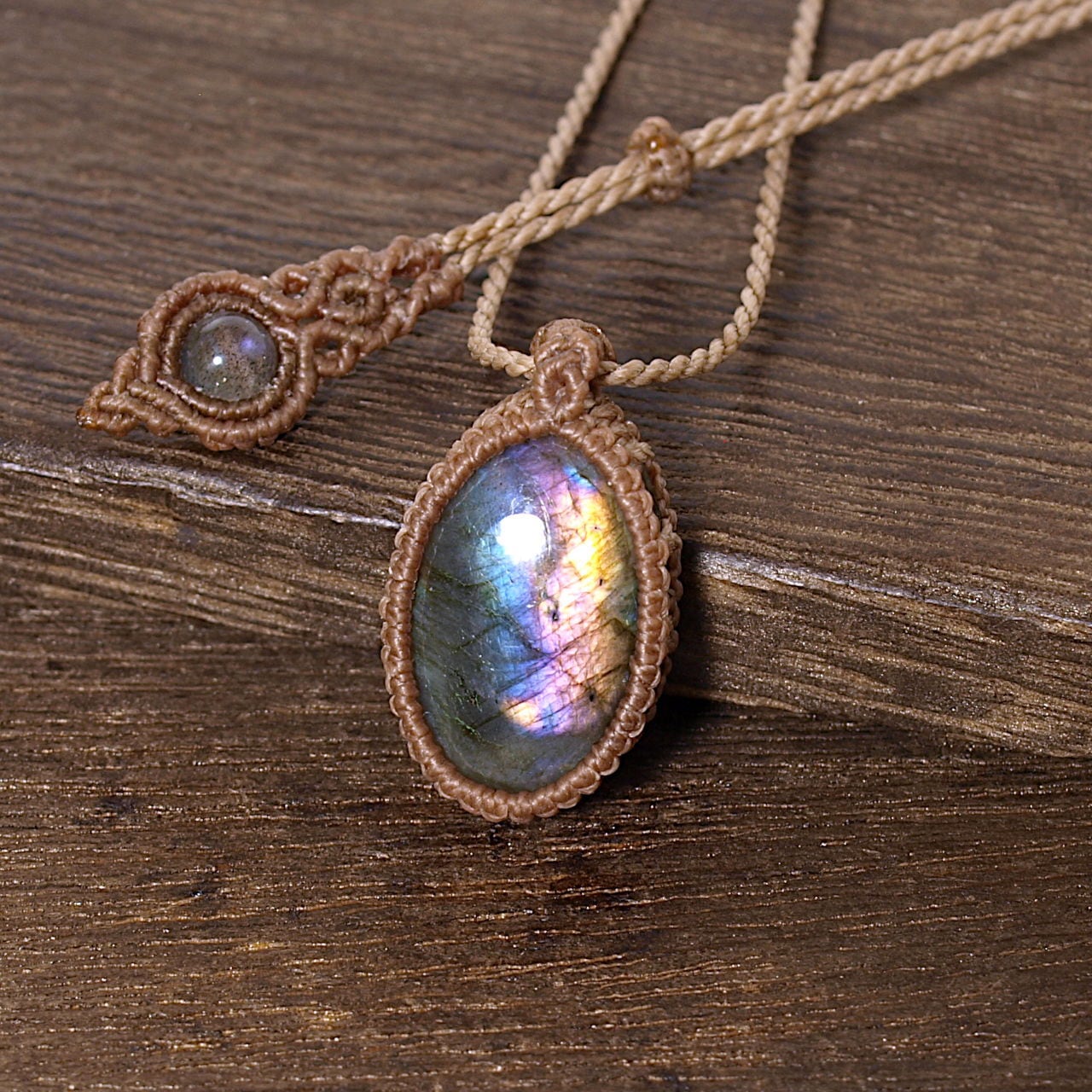【一点物】ラブラドライトのオーバルルースを包んだマクラメネックレスNo.15